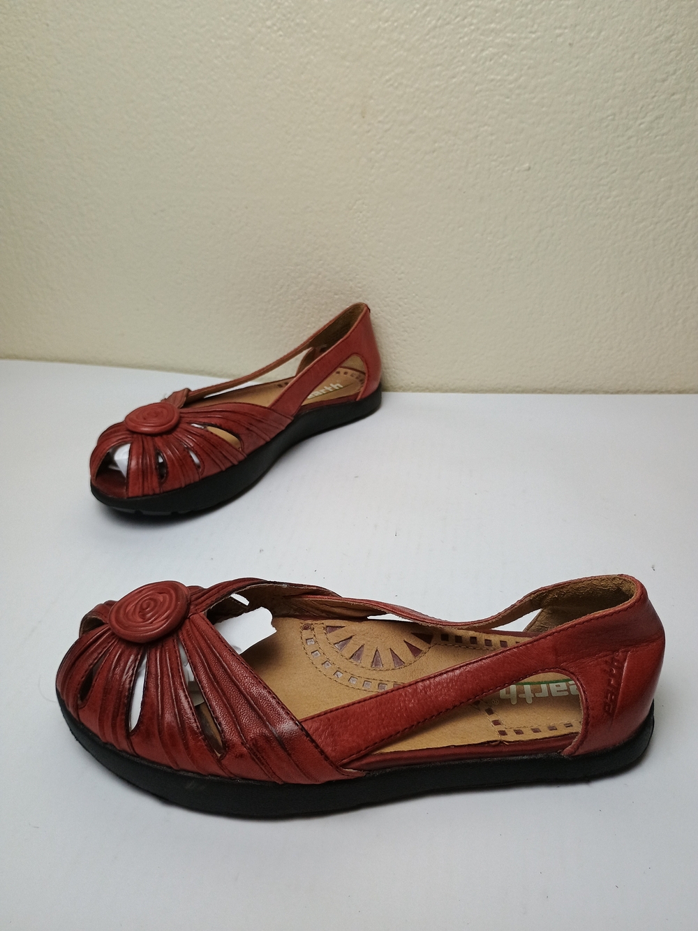Earth Kalso 5.1/2B Red Open-Toe Leather Flats with Rosette - Laser-Cut Flats